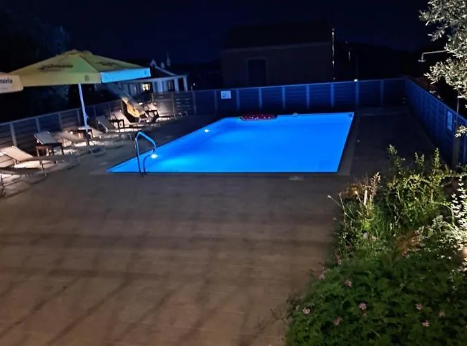 Ta Didymakia Apartments. * Argostoli (Kefalonia)